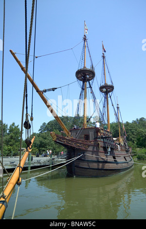 Repliche di navi a vela che sono arrivati nel 1607 presso la permanente prima colonia inglese in America può essere visitato a Jamestown Settlement, Virginia, Stati Uniti d'America. Foto Stock