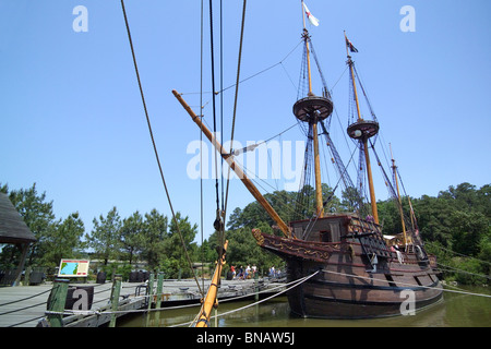 Repliche di navi a vela che sono arrivati nel 1607 presso la permanente prima colonia inglese in America può essere visitato a Jamestown Settlement, Virginia, Stati Uniti d'America. Foto Stock