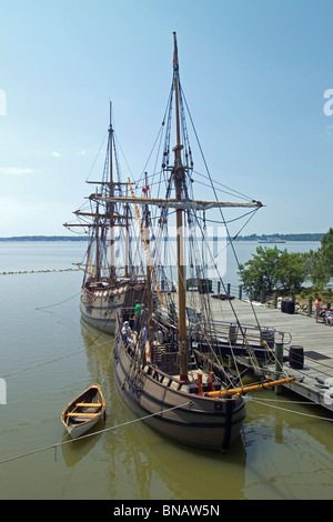 Repliche di navi a vela che sono arrivati nel 1607 presso la permanente prima colonia inglese in America può essere visitato a Jamestown Settlement, Virginia, Stati Uniti d'America. Foto Stock