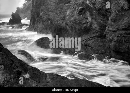 Azione di onda e costa rocciosa a Samuel H. Boardman membro Scenic corridoio. Oregon Foto Stock