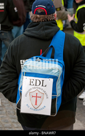 Membri della Difesa inglese League durante un EDL dimostrazione a sostegno di MP olandese Geert Wilders Londra 5 Marzo 2010 Foto Stock