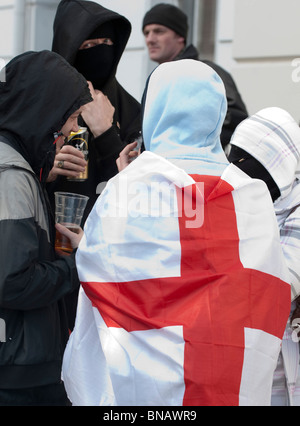 Membri della Difesa inglese League durante un EDL dimostrazione a sostegno di MP olandese Geert Wilders Londra 5 Marzo 2010 Foto Stock