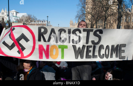 Anti gruppo razzista durante un EDL dimostrazione a sostegno di MP olandese Geert Wilders Londra 5 Marzo 2010 Foto Stock