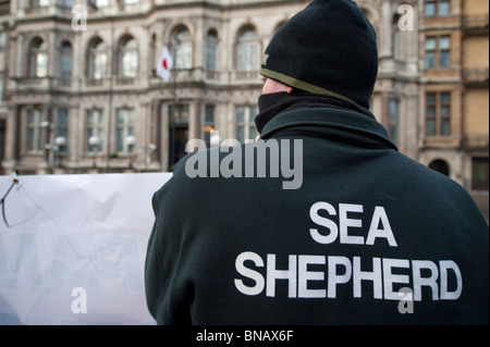 Anti-caccia alla balena gli attivisti da Sea Shepherd Conservation Society protesta all ambasciata giapponese di Londra Foto Stock