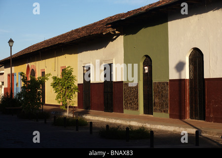 Gli edifici colorati in una strada di Granada in Nicaragua Foto Stock