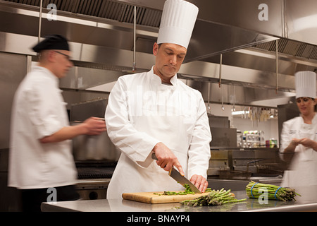 Chefs preparare il cibo in cucina commerciale Foto Stock