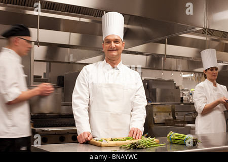 Chefs preparare il cibo in cucina commerciale Foto Stock