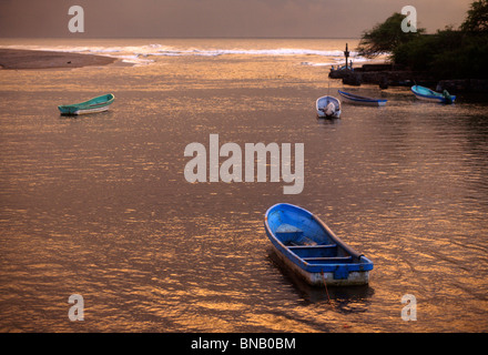 Tempesta clounds al tramonto su barche in laguna a Las Penitas vicino a Leon in Nicaragua Foto Stock