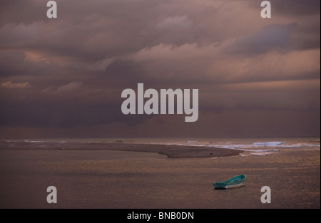 Tempesta clounds al tramonto su barche in laguna a Las Penitas vicino a Leon in Nicaragua Foto Stock