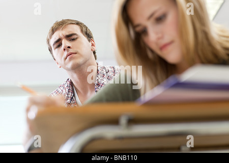 Maschio di alta scuola studente copia compagno di lavoro Foto Stock