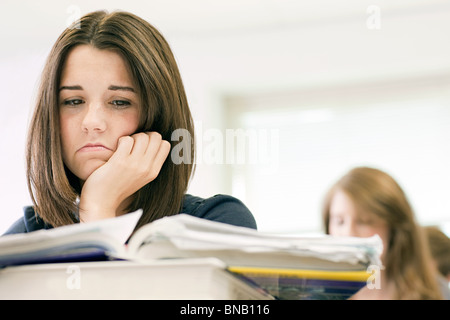 Femmina ansioso studente di scuola superiore Foto Stock