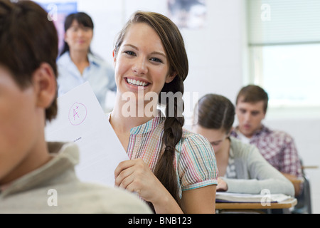 Femmina di successo di alta scuola studente assegnazione di contenimento Foto Stock