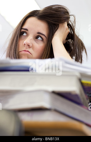 Femmina annoiato studente di scuola superiore Foto Stock