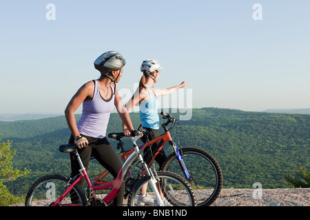 Due ciclisti femmina, rurale scena Foto Stock