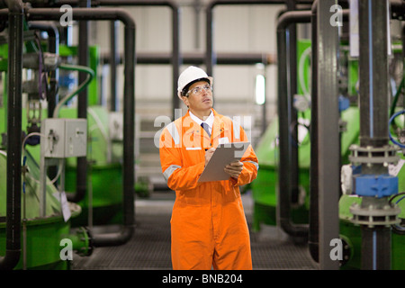 Ingegnere di macchine di ispezione in fabbrica Foto Stock