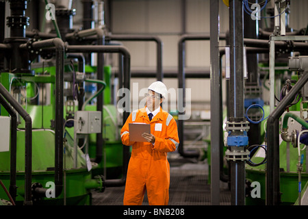 Ingegnere di macchine di ispezione in fabbrica Foto Stock