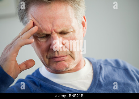 Uomo che guarda sottolineato Foto Stock