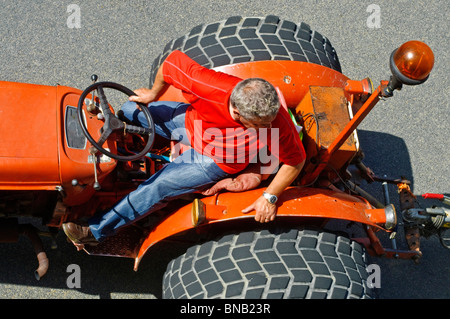 Vecchia Renault trattore utilizzato dal consiglio comunale - Francia. Foto Stock