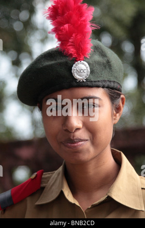 Un giovane indiano esercito cadet girl, membro del NCC, in Gangtok, Sikkim, India settentrionale. Foto Stock