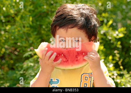 Ragazzo mangiare anguria Foto Stock