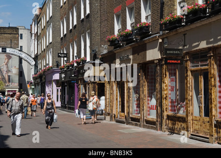 Carnaby Street Soho Londra, Regno Unito. Gente che fa shopping negli anni '2010 2010, HOMER SYKES Foto Stock