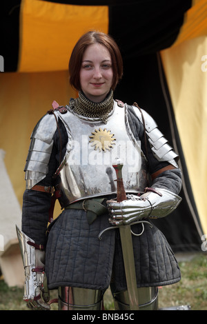 Giovane Donna vestita in armatura medievale prima della battaglia di Tewkesbury rievocazione, 2010 Foto Stock