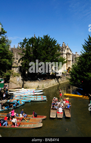 Sterline e noleggiare barche a remi da Magdalen Bridge, Oxford, England, Regno Unito Foto Stock