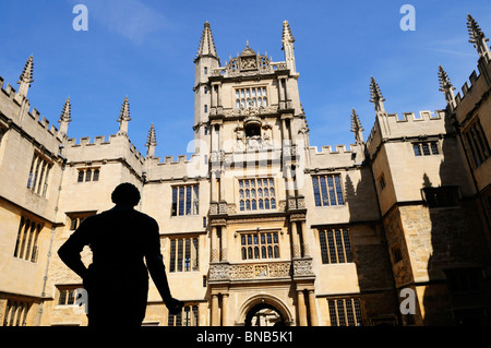 La vecchia biblioteca Bodleian, con il profilarsi la statua del conte di Pembroke, Oxford, England, Regno Unito Foto Stock