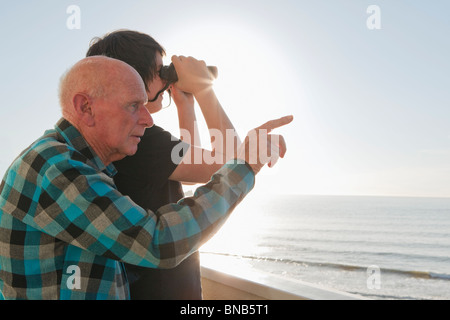 Il vecchio uomo e nipote che guarda al mare Foto Stock