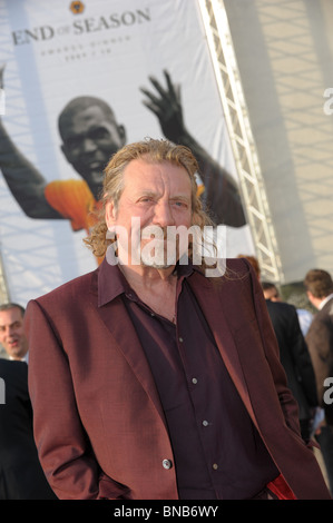 Led Zeppelin è Robert Plant si erge davanti ai lupi FC alla fine della stagione 2010 poster con il riscontro Sylvan Ebanks Blake Foto Stock