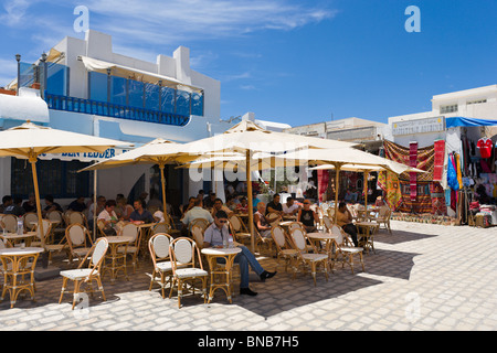 Sidewalk cafe e negozi nel centro di Houmt Souk (l'isola capitale), Djerba, Tunisia Foto Stock