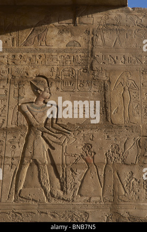 Ramesseum. Rilievo raffigurante il faraone Ramses II con i sacerdoti. L'Egitto. Foto Stock