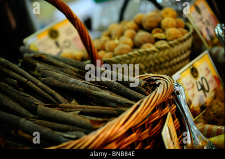 Cinnamons e asciugare i limoni in cesti in un negozio di spezie Foto Stock