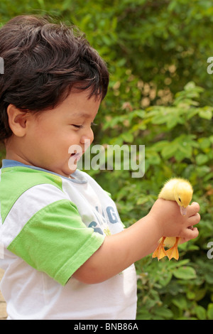 Ragazzo e anatroccolo Foto Stock