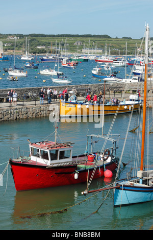 Le barche e la vecchia banchina in St. Mary's, Isole Scilly. Foto Stock