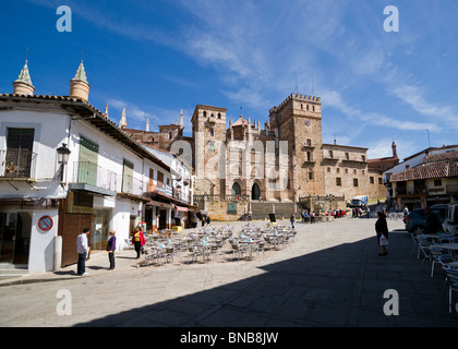 Plaza de Santa María e il Monastero reale di Santa Maria de Guadalupe in Spagna Foto Stock