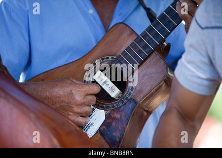 L uomo vecchio suonare la chitarra da vicino Foto Stock