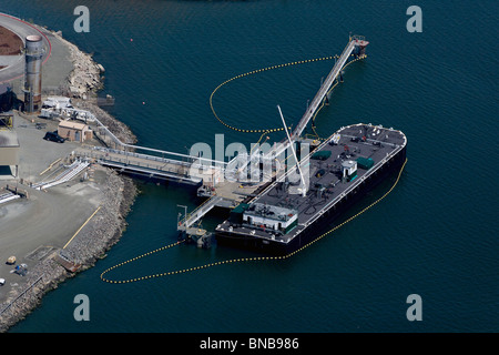 Vista aerea al di sopra dell'olio attorno al braccio ancorato chiatta di petrolio Richmond California Foto Stock