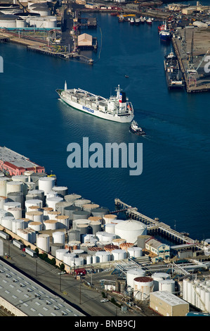 Vista aerea sopra rimorchiatore scortando NYKCool Santa Lucia Long Beach California del porto Foto Stock