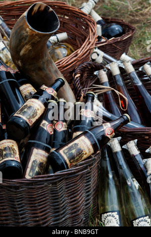Cesto di Mjedpiir bottiglie di birra a Tewkesbury festival medievale 2010. Tewkesbury, nel Gloucestershire, Inghilterra Foto Stock