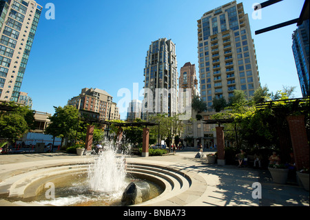 Emory Barnes park in Yaletown ourhood nel centro cittadino di Vancouver BC, Canada Foto Stock