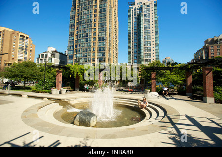 Emory Barnes parco nel quartiere di Yaletown nel centro cittadino di Vancouver BC, Canada Foto Stock