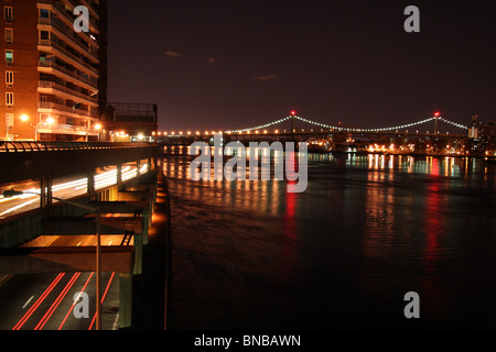 Il traffico urbano di notte sul FDR Drive nella città di New York Foto Stock