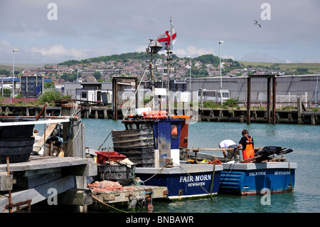 Barche da pesca in porto, West Quay, Newhaven, Lewes District, East Sussex, England, Regno Unito Foto Stock