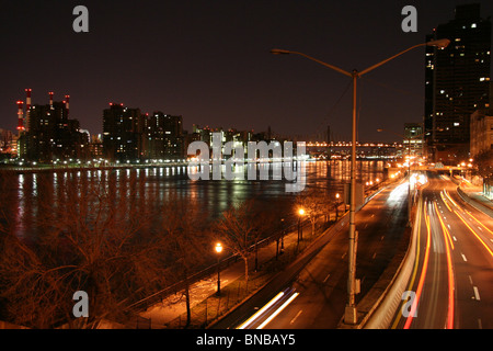 Il traffico urbano di notte sul FDR Drive nella città di New York Foto Stock