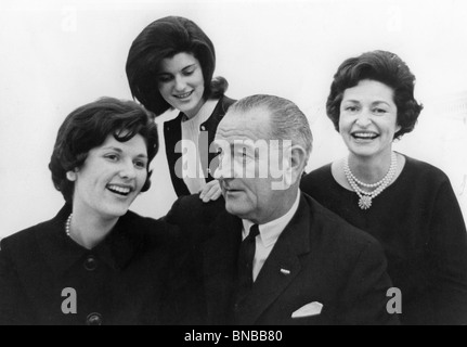 Il presidente statunitense Lyndon Baines Johnson con la sua famiglia da sinistra: Lynda Bird, Lucy Baines e sua moglie Lady Bird Foto Stock