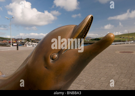 Statua di Fungie il delfino a Dingle Harbour, Dingle città sulla penisola di Dingle, nella contea di Kerry, Irlanda Foto Stock