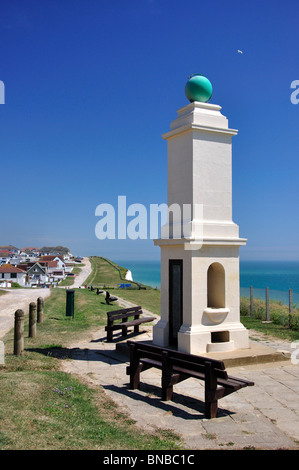 La linea meridiana & George V monumento, il lungomare, Peacehaven, East Sussex, England, Regno Unito Foto Stock