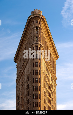 Bagliore del tramonto sul Flatiron Building on 23rd Street a New York City USA Foto Stock
