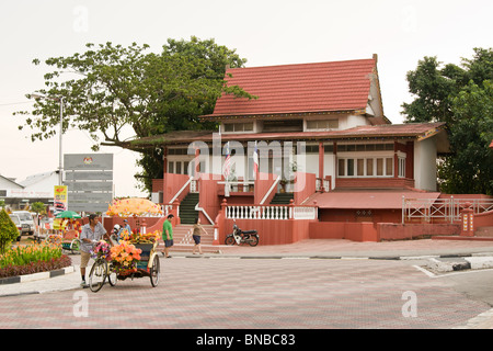Edificio di fronte alla rotatoria di fronte a lui Stadthuys Dutch Square,con un fermo risciò e il suo autista in attesa che il cliente Foto Stock